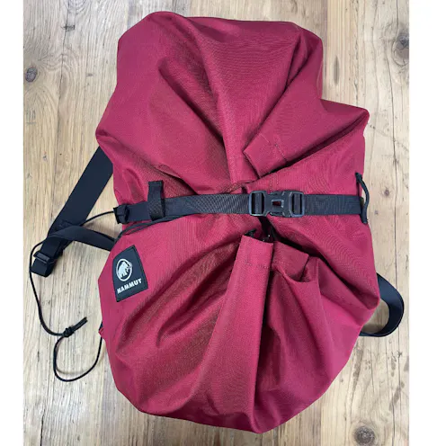 A photo of the mammut neon rope bag in blood red when done up